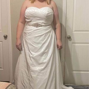 Brand new, David’s Bridal Strapless Wedding Dress, includes Veil, Corset & slip